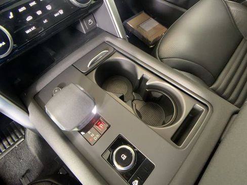 Used 2025 Land Rover Discovery Dynamic SE image 21