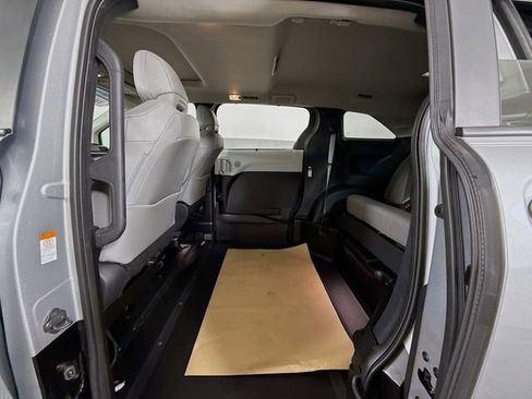 Used 2025 Toyota Sienna XLE w/ XLE Plus Package image 9