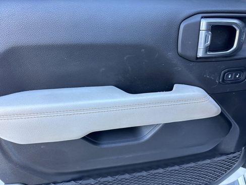 Used 2021 Jeep Gladiator Overland image 15