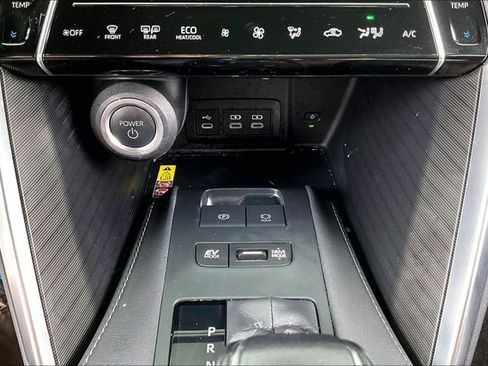 Used 2024 Toyota Venza XLE image 24