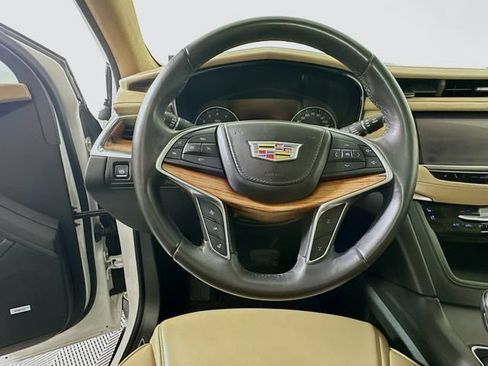 Used 2018 Cadillac XT5 Platinum w/ Driver Assist Package AWD/4WD image 16