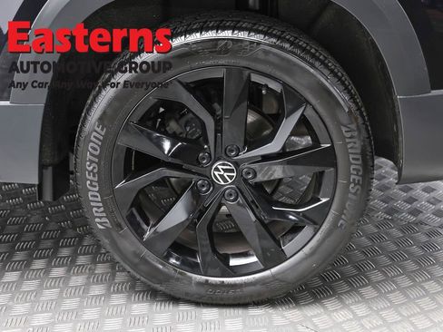 Used 2024 Volkswagen Taos SE image 8