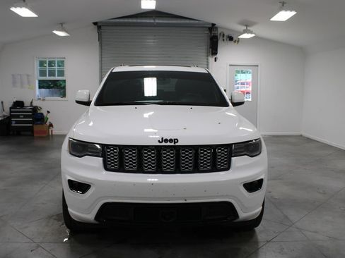 Used 2022 Jeep Grand Cherokee Laredo X AWD/4WD image 3