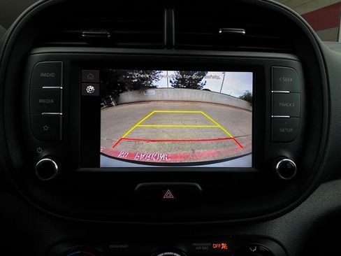 Used 2025 Kia Soul LX w/ LX Technology Package FWD image 29