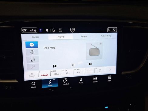 Used 2023 Chrysler Pacifica Touring-L FWD image 16