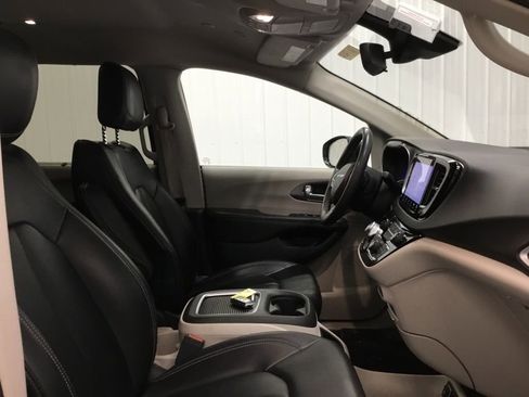 Used 2023 Chrysler Pacifica Touring-L image 21