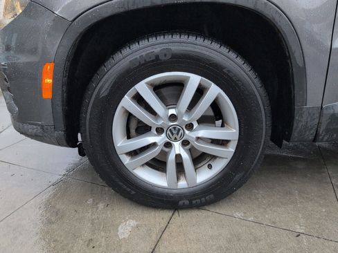 Used 2016 Volkswagen Tiguan S image 12
