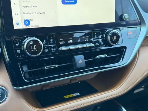 Used 2023 Toyota Highlander Platinum image 16