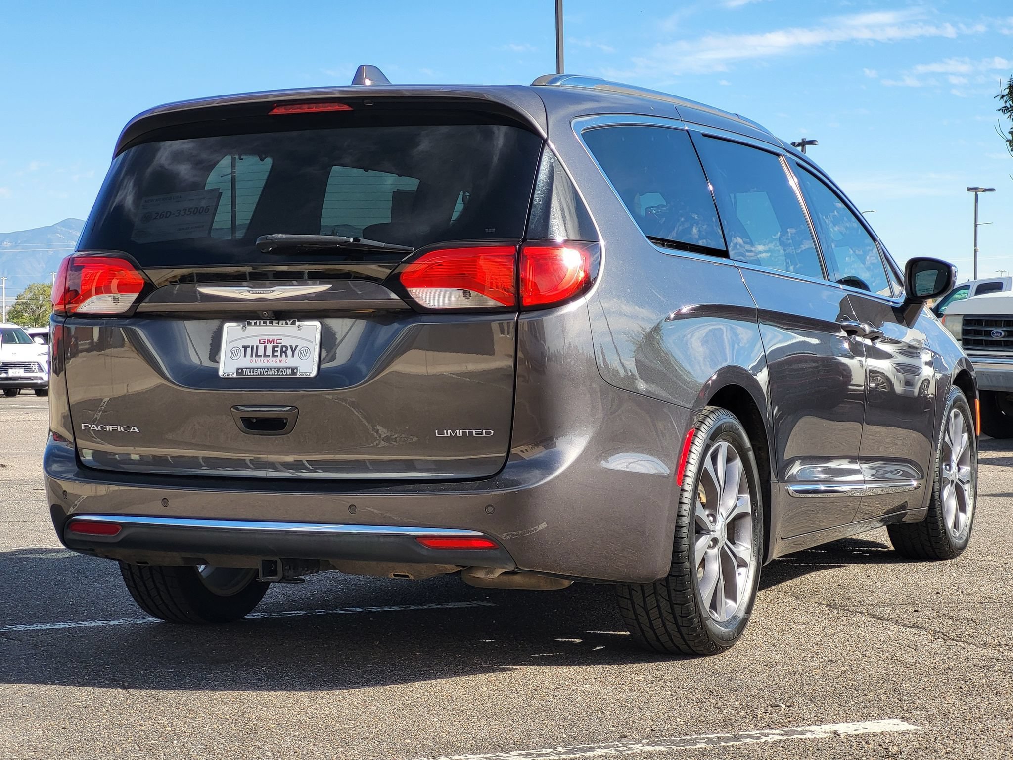 Used 2017 Chrysler Pacifica Limited w/ Tire & Wheel Group FWD image 7