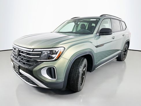 New 2026 Volkswagen Atlas Peak Edition image 3