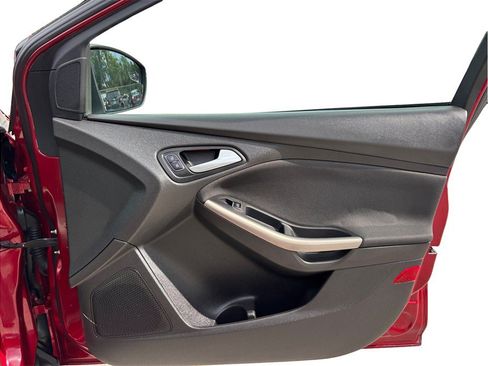 Used 2015 Ford Focus Titanium FWD image 37