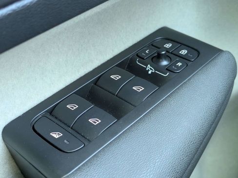 Used 2022 Volvo XC40 T5 Momentum w/ Premium Package image 31