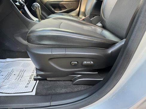 Used 2022 Chevrolet Trax LT w/ LT Convenience Package image 16