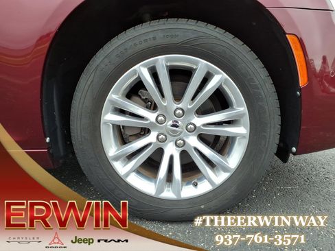 Used 2017 Chrysler 300 Limited w/ 300 Premium Group image 9