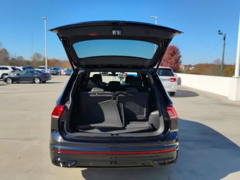 Used 2024 Volkswagen Tiguan SE R-Line image 16