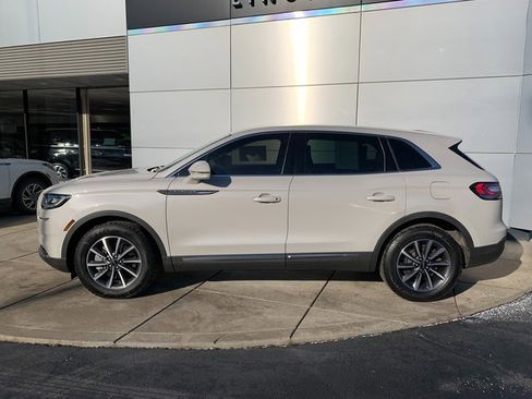 Used 2022 Lincoln Nautilus AWD image 2