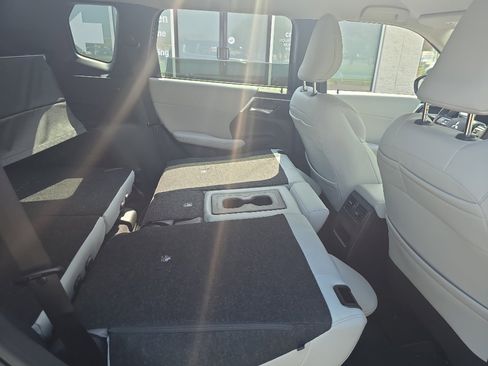 Used 2025 Mitsubishi Outlander SE image 12