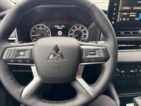 New 2026 Mitsubishi Outlander LE AWD/4WD image 18
