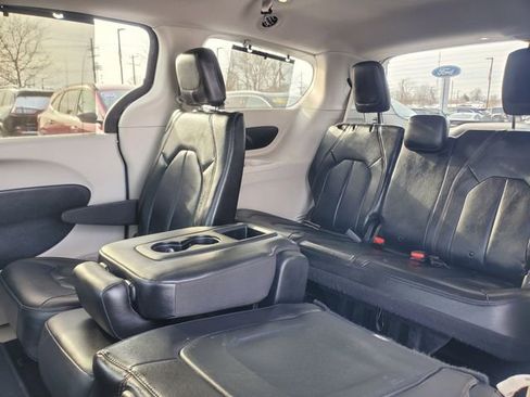 Used 2019 Chrysler Pacifica Touring-L image 28