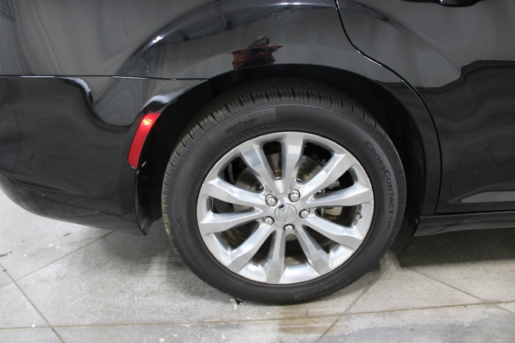 Used 2023 Chrysler 300 Touring AWD/4WD image 37