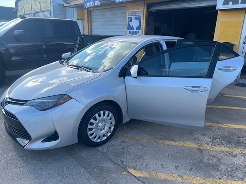 Used 2017 Toyota Corolla LE FWD image 9