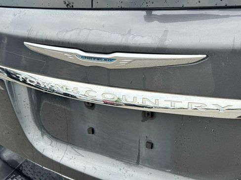 Used 2012 Chrysler Town & Country Touring w/ Entertainment Group #1 FWD image 11