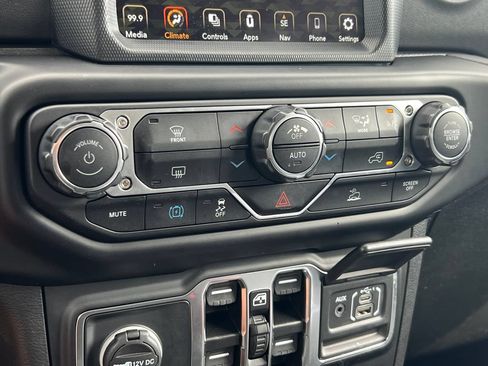 Used 2022 Jeep Wrangler Unlimited Sahara AWD/4WD image 32