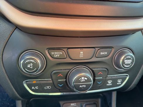 Used 2017 Jeep Cherokee Limited image 19