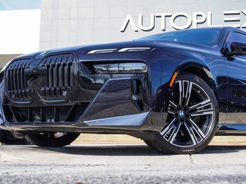 Used 2023 BMW 760i xDrive w/ Luxury Rear Seating Package image 2