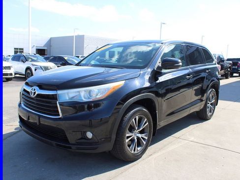 Used 2016 Toyota Highlander XLE AWD/4WD image 3
