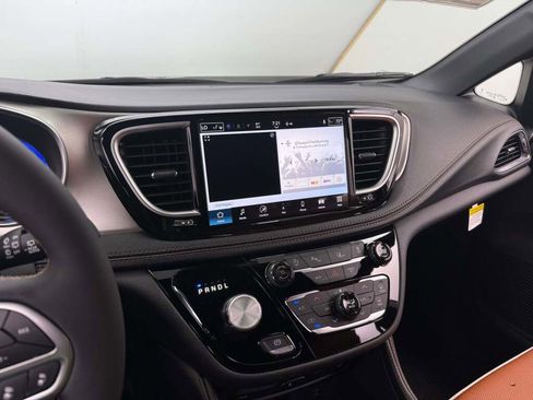 New 2026 Chrysler Pacifica Pinnacle image 34
