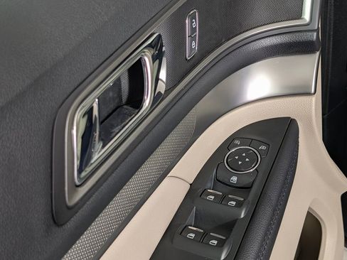 Certified 2019 Ford Explorer XLT w/ Equipment Group 202A FWD image 27