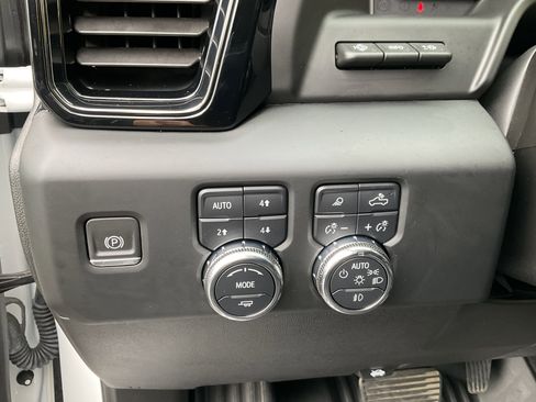 Used 2024 GMC Sierra 1500 AT4 w/ Technology Package AWD/4WD image 30