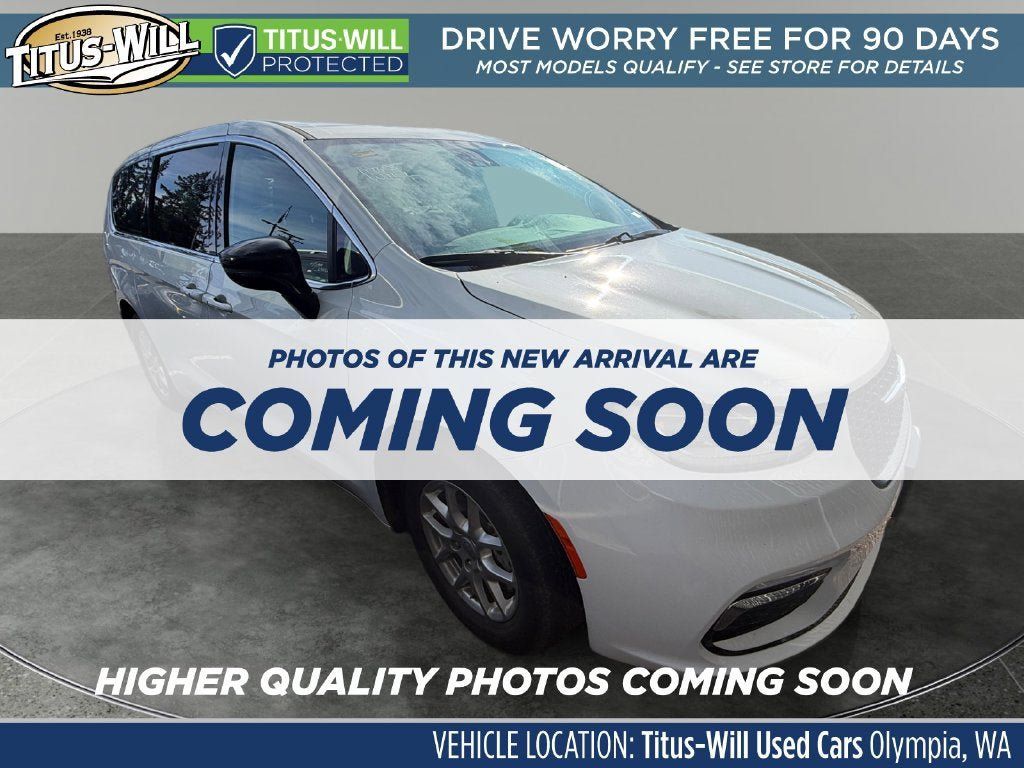 Used 2024 Chrysler Pacifica Touring-L FWD image 1