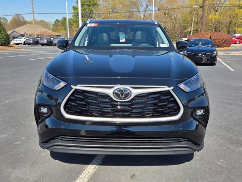New 2026 Toyota Highlander XLE image 2
