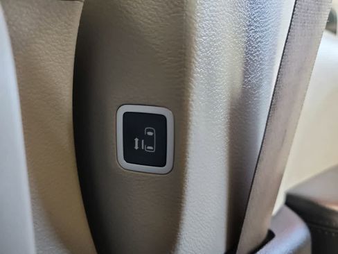 Used 2020 Chrysler Pacifica Limited FWD image 36