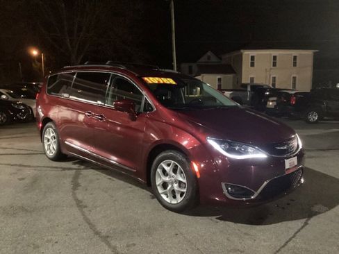 Used 2018 Chrysler Pacifica Touring-L Plus w/ Tire & Wheel Group image 2