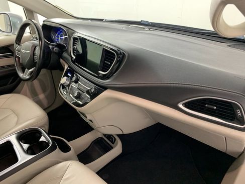 Used 2021 Chrysler Pacifica Touring-L FWD image 41