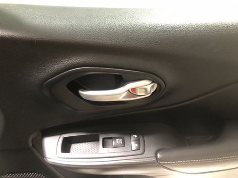 Used 2015 Jeep Cherokee Limited image 14