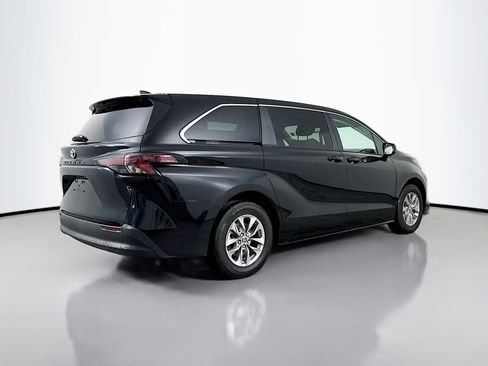 Certified 2026 Toyota Sienna LE FWD image 7