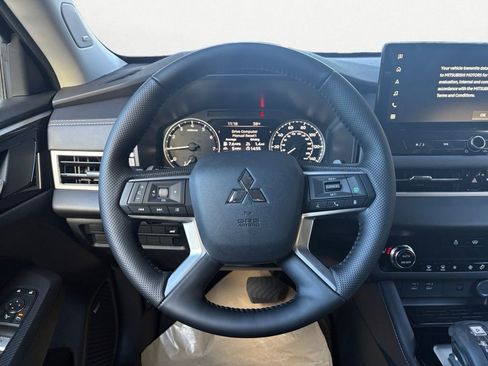 New 2026 Mitsubishi Outlander SE image 14