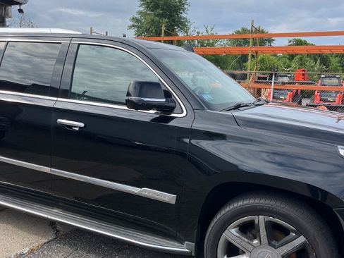 Used 2016 Cadillac Escalade ESV Luxury AWD/4WD image 4