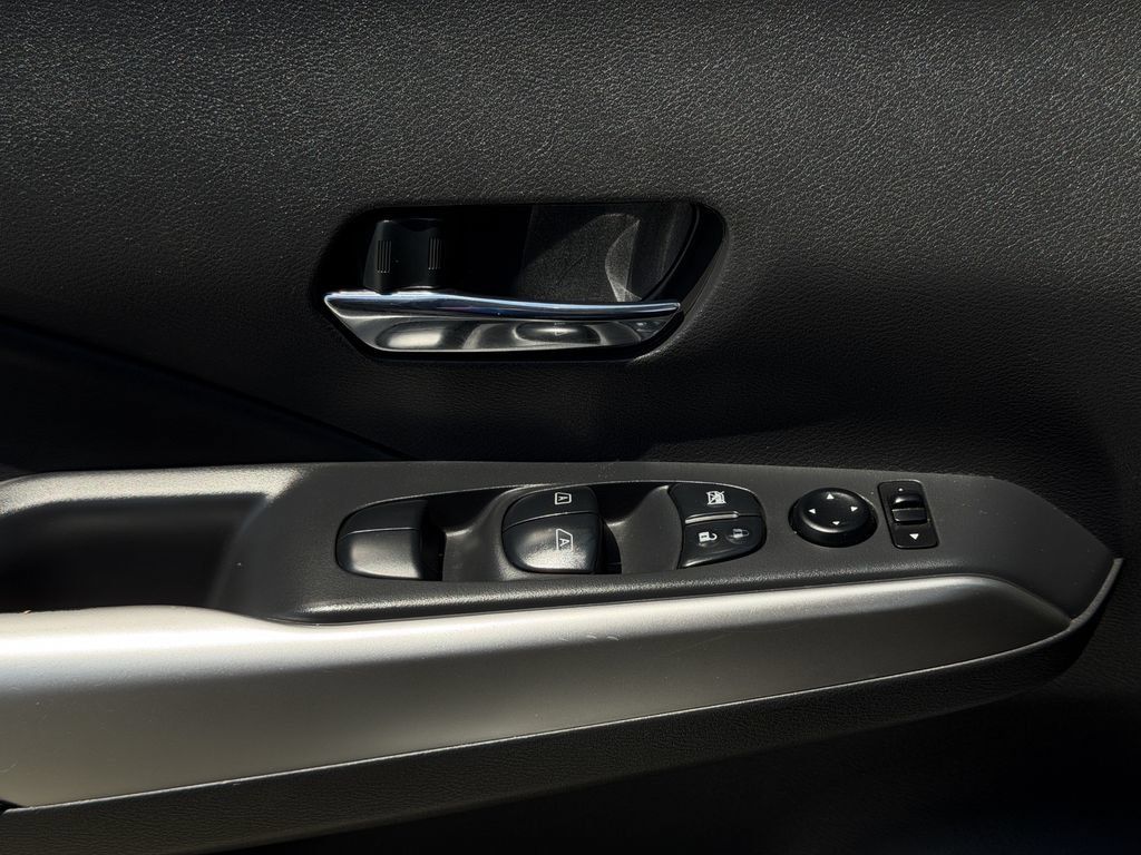 Used 2019 Nissan Kicks SR w/ SR Premium Package FWD image 25