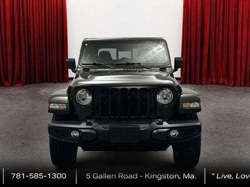 Used 2022 Jeep Gladiator Sport AWD/4WD image 2