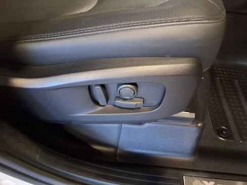 Used 2024 Land Rover Defender 110 X-Dynamic SE image 10