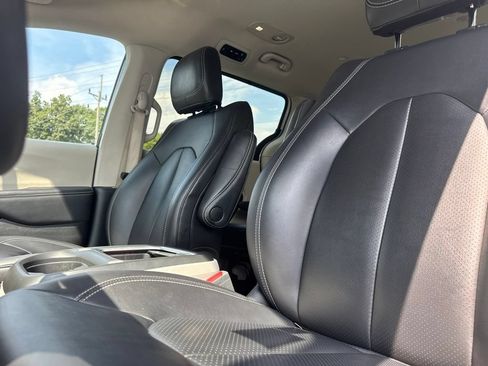 Used 2024 Chrysler Pacifica Touring-L FWD image 9