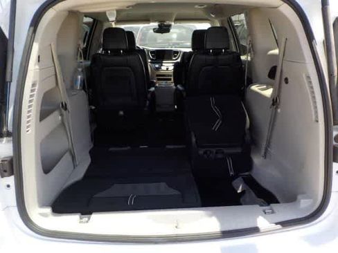 Used 2023 Chrysler Pacifica Touring-L FWD image 7