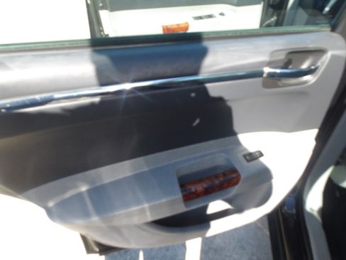 Used 2006 Chrysler 300 C w/ Protection Group II image 16