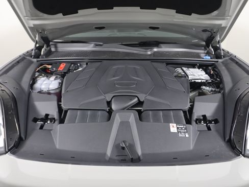Used 2025 Porsche Cayenne image 22