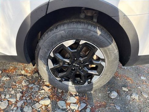 Used 2024 Kia Sorento S image 6